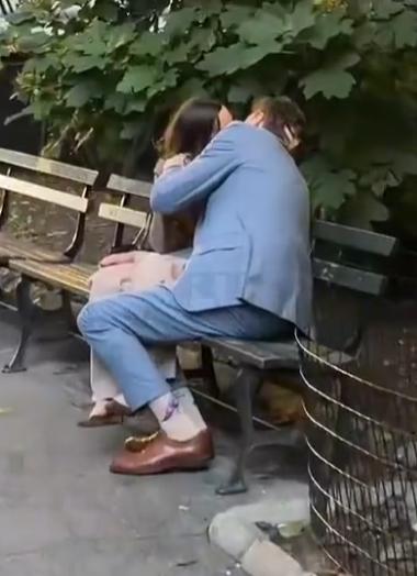 打赢马斯克顶级诉讼的精英律师，没输在专业赛场，却被全网围观公园出轨女下属！
7月