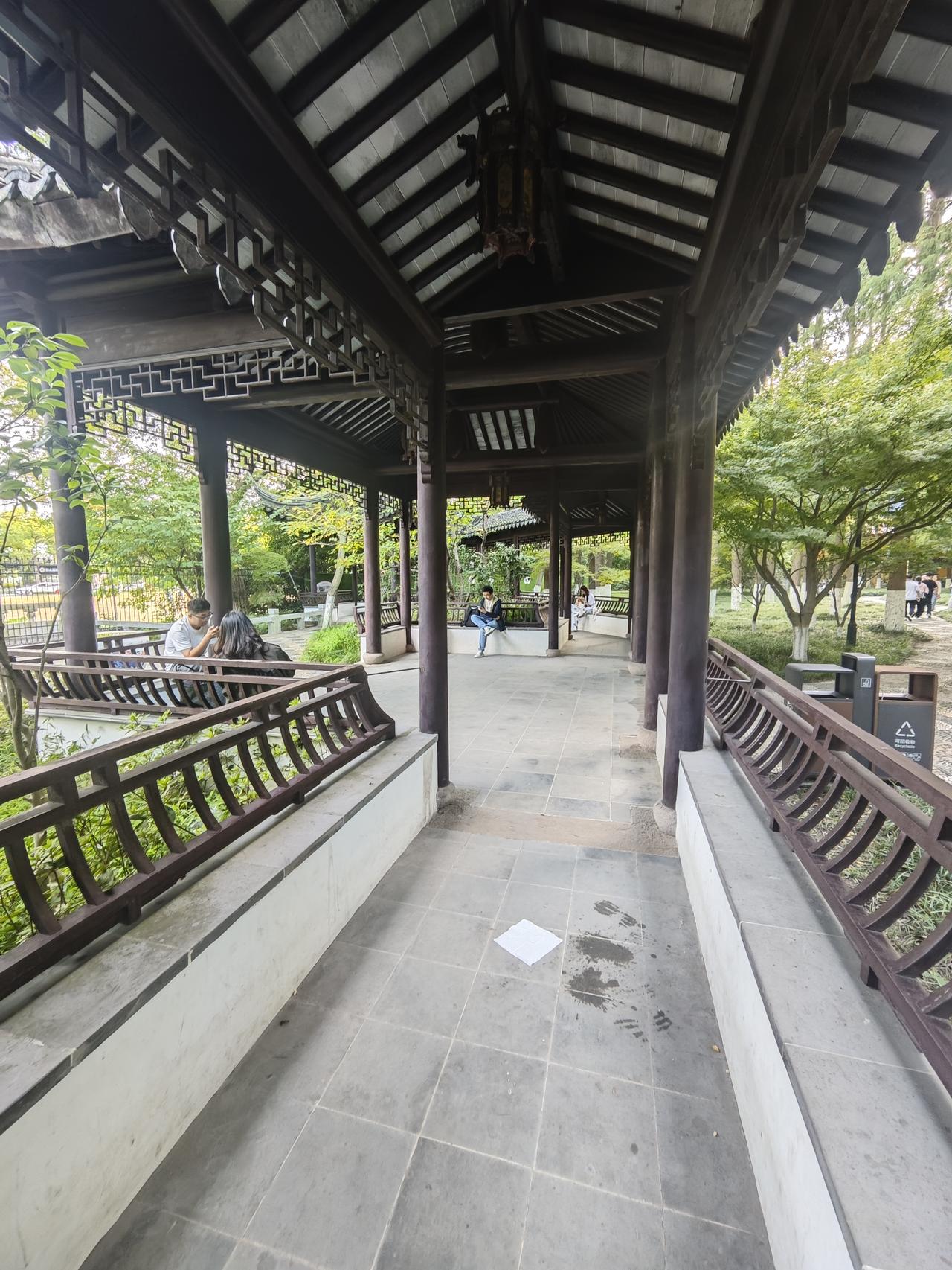 苏州的众多景点，都有风雨㾿桥，底下都有美人靠的椅子，既能避风雨，还能歇歇脚，也是