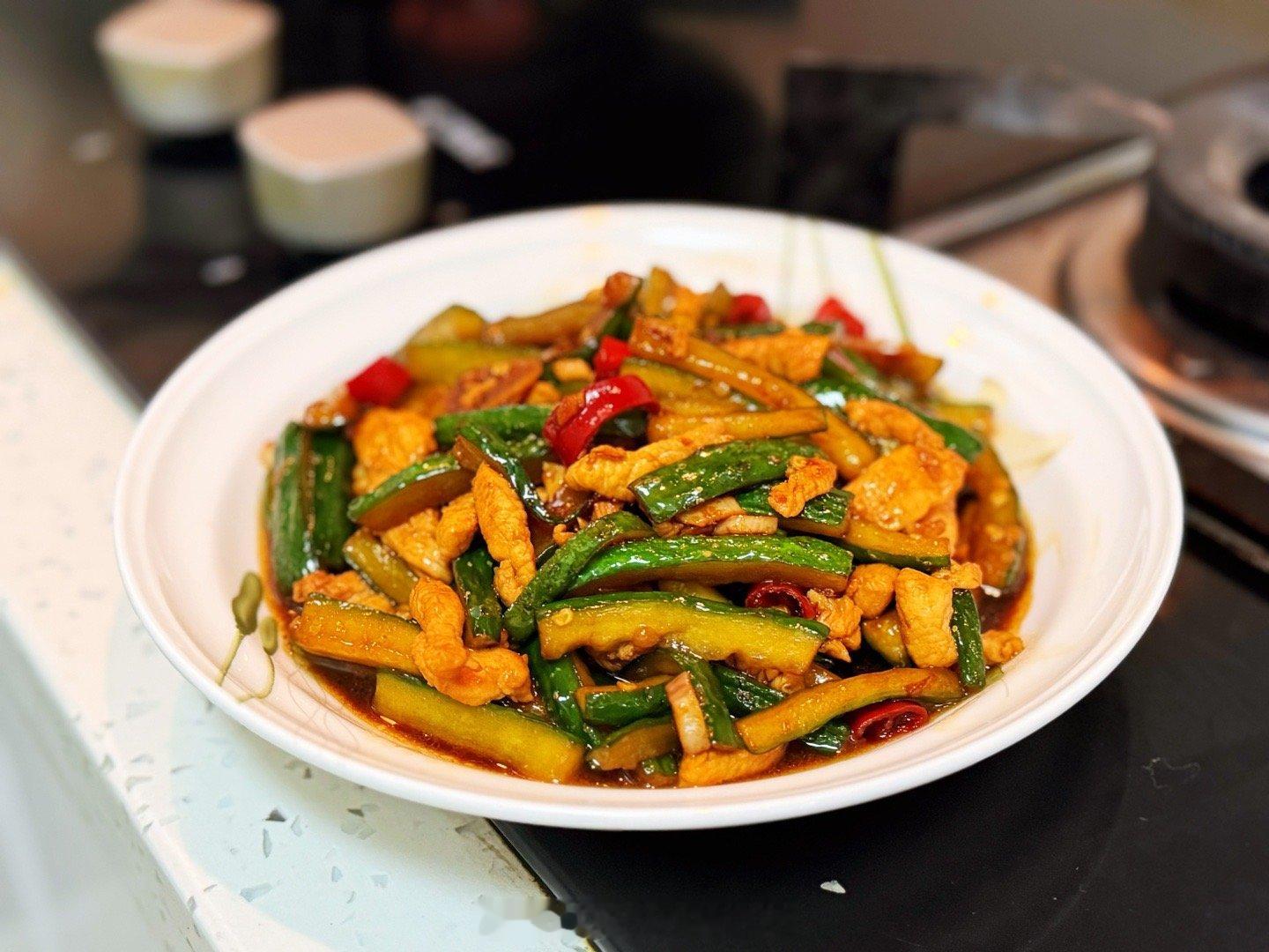 给爸爸做的早餐：黄瓜炒鸡肉、小米粥、鸡蛋、牛肉锅盔、炖芸豆[哈哈]今早老爸特意吩