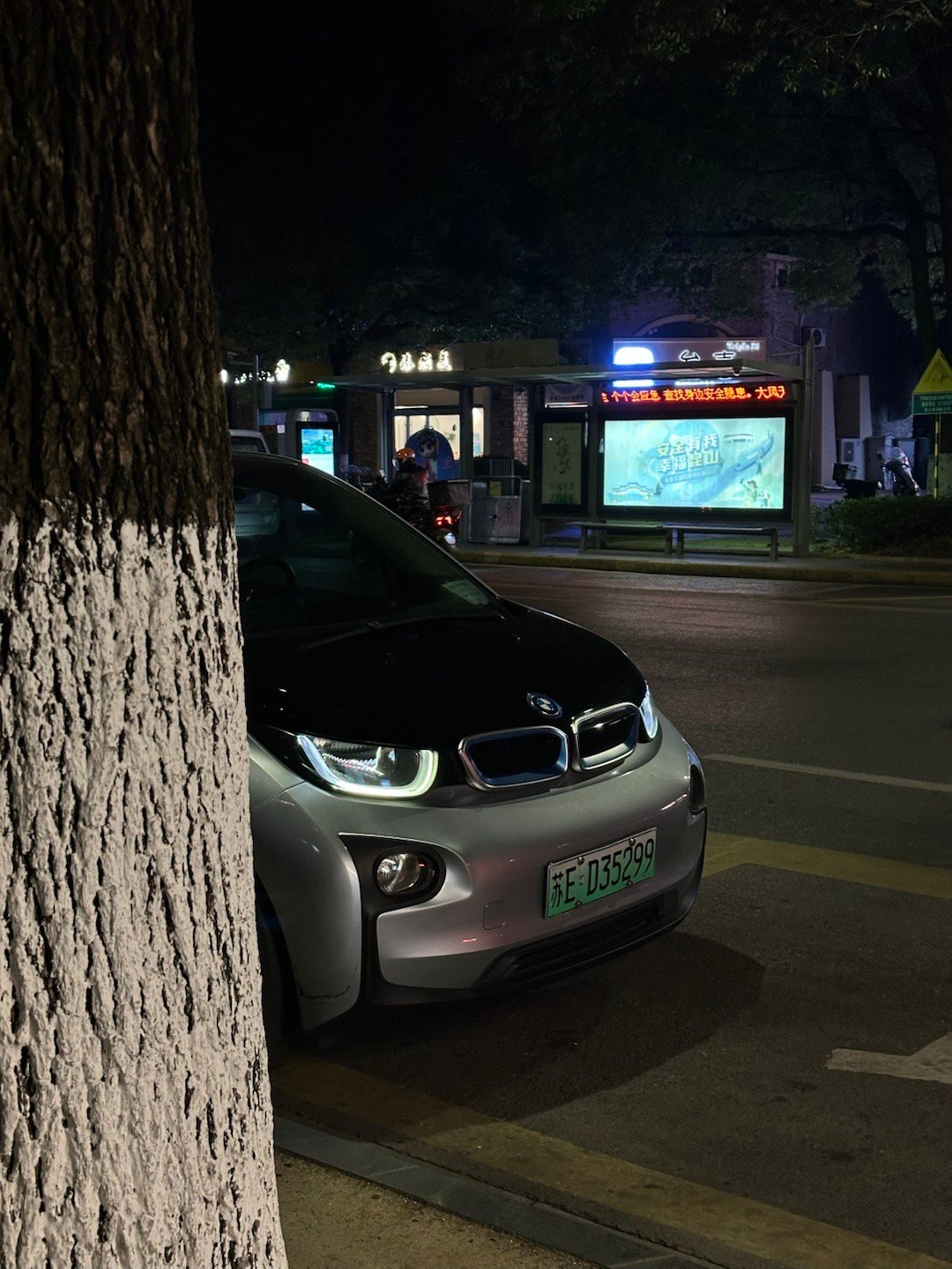 初代宝马i3电动化的先驱曾经非常喜欢这辆觉得这简直是代步车的完美答案安全+充电成