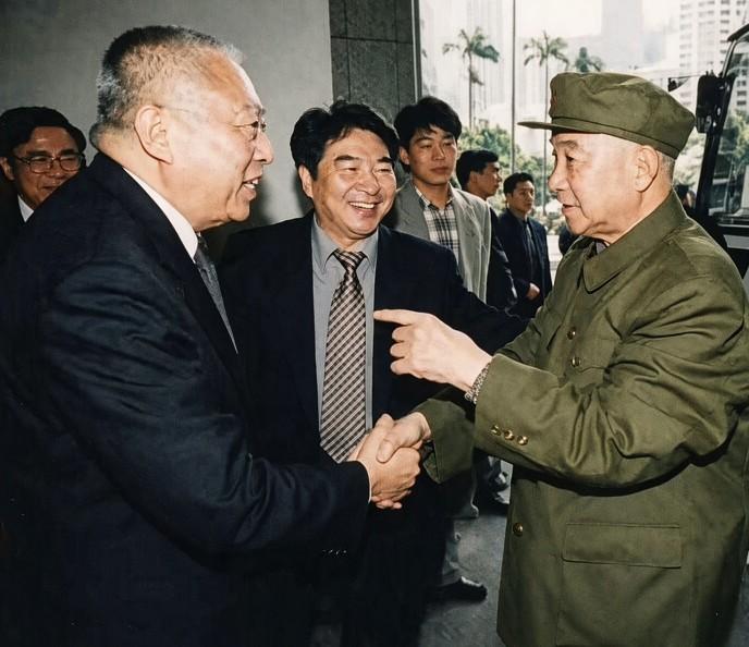 萧克上将香港留影，1998年，萧克上将来到香港参观视察，董建华上前热情迎接，二人