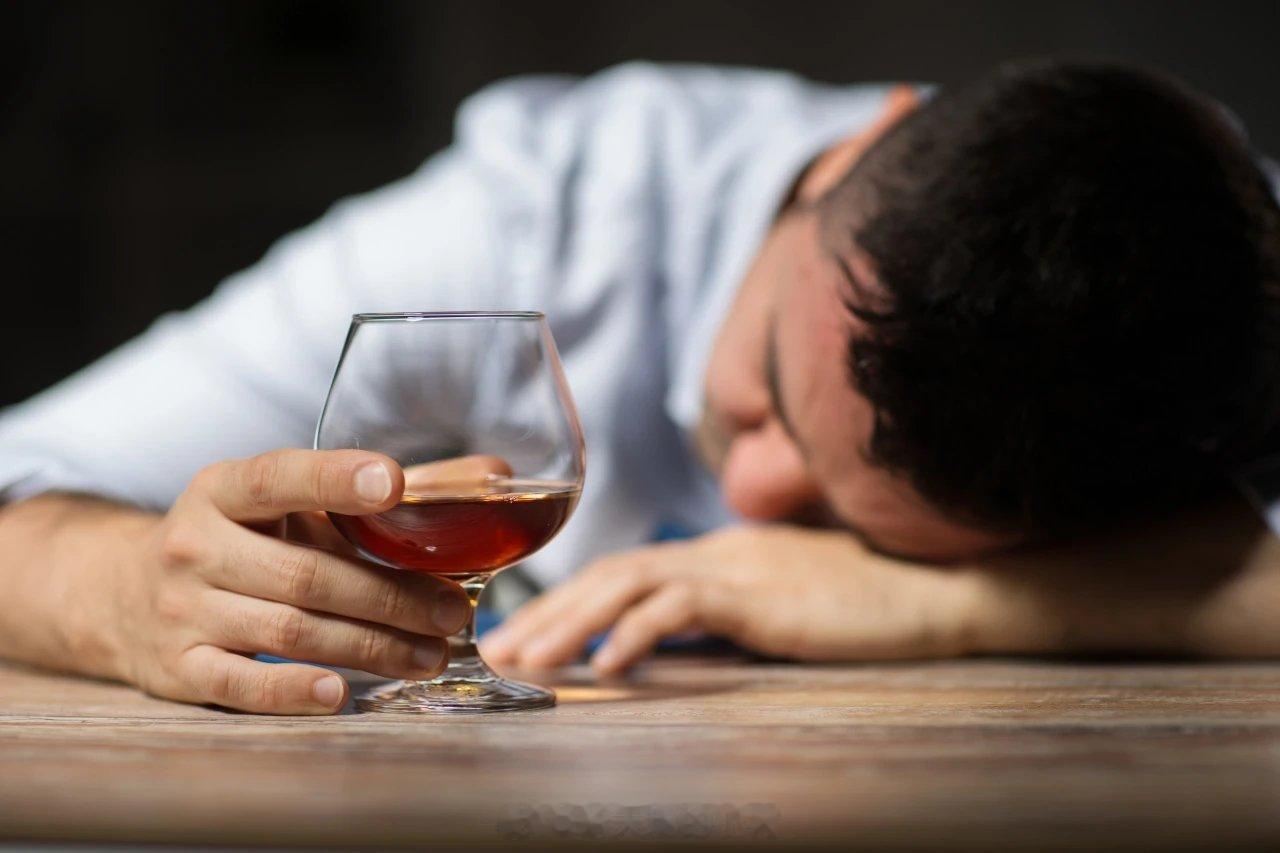 关注生活 关注健康得了糖尿病还能饮酒吗？“得了糖尿病，是不是这辈子就和酒无缘了？