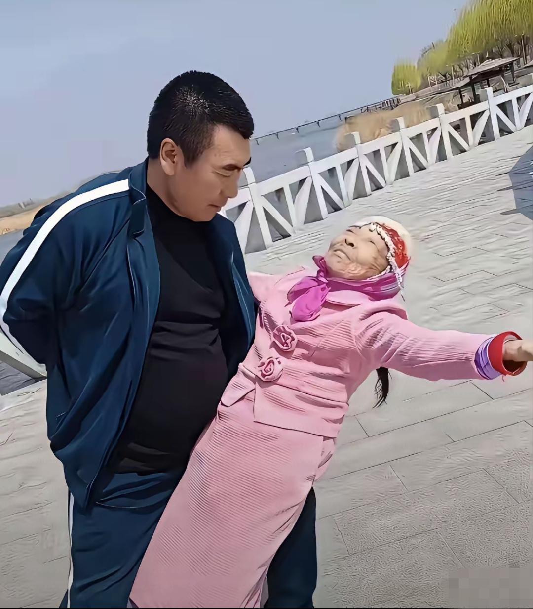 80多岁的美女老奶奶和56岁的小老公，生活还挺有情调嘀！