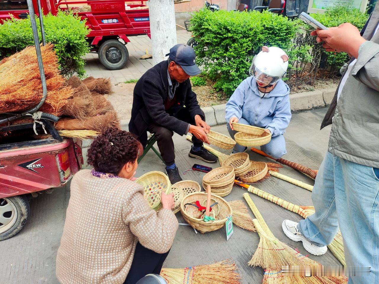 走在街头，时常能瞥见手艺人编织竹篮的身影。这传统技艺恰似一首古老的歌谣，在岁月长