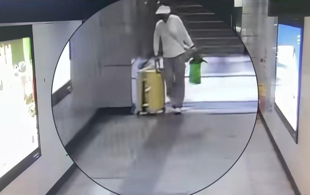 行李箱突发故障，地铁工作人员暖心解困
 
出行途中行李箱损坏，是不少人遇到过的烦