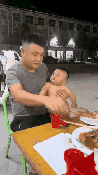 这回算你狠，坑娃你是专业的吧！说好的，你一串我一串，你一口我一口！你倒酒肉穿肠过