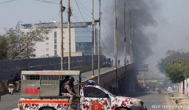 美以斩首哈梅内伊，没想到点燃巴基斯坦怒火，美使馆被砸，22 人当场身亡。

哈梅