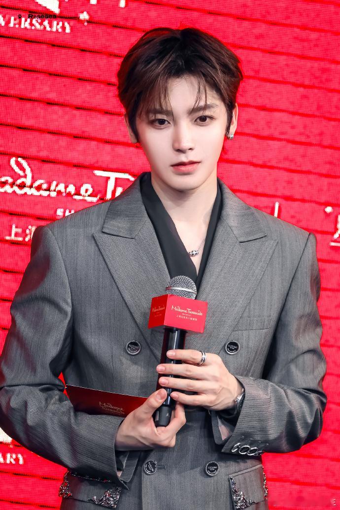 侯明昊蜡像入驻上海杜莎侯明昊今天的揭幕仪式真的惊喜满满！蜡像跟本人相似度99.9