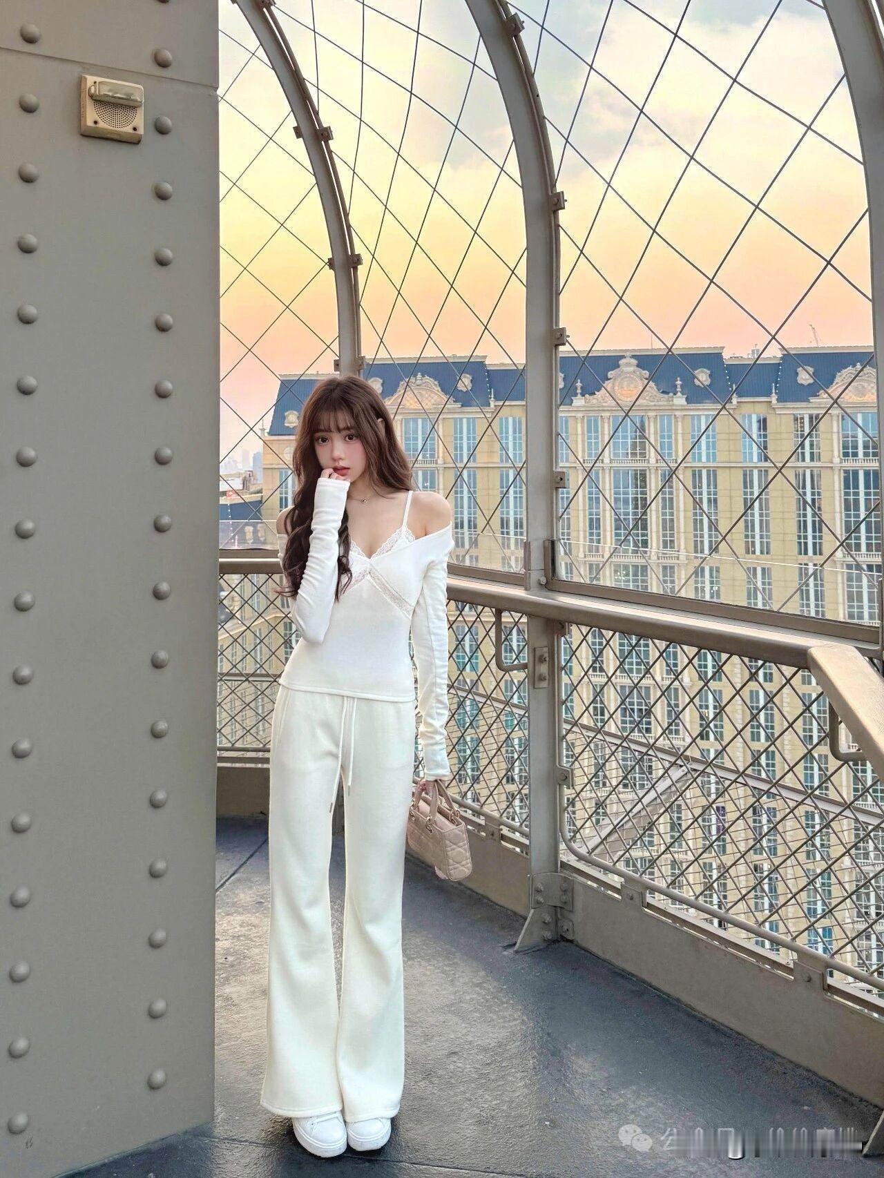 黄昏时分，优雅漫步在巴黎铁桥上，享受浪漫时光。