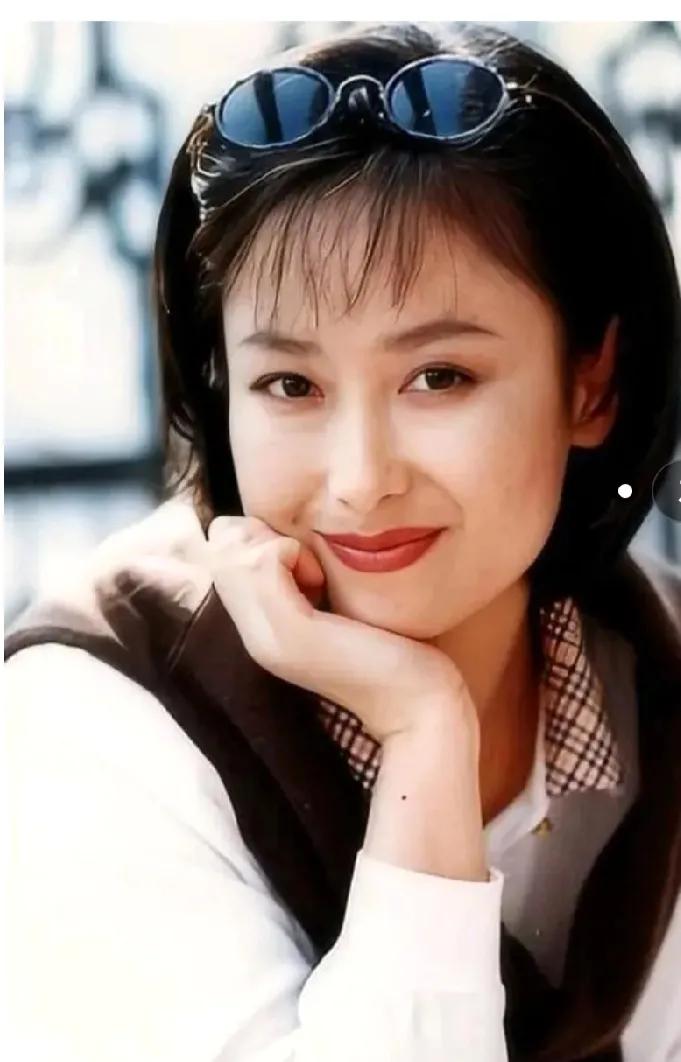 当年，电视剧《渴望》选女主角时，她们三个都是人选，后来，选中了凯丽。凯丽真幸运，
