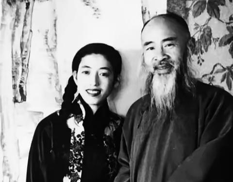 1921年，有人拿假石涛请张大千去李家，李秋君瞅一眼就笑：仿的，但笔力很毒。
