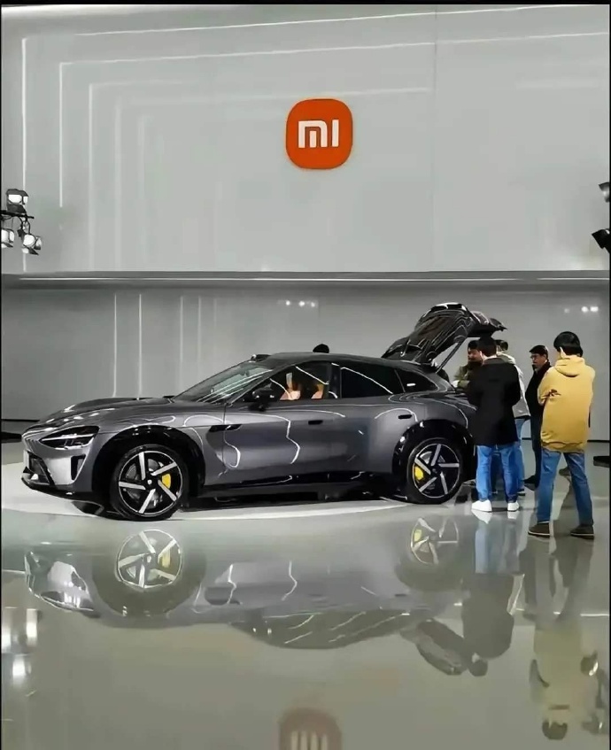 科技产品的温度掌间的金属凉意，随时间染上体温。科技终究要回归——与人相处的艺术。