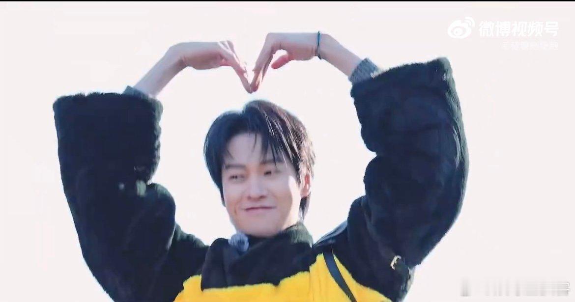 魏大勋蜜蜂服五连拍饭撒 穿着可爱蜜蜂服五连拍宠粉，还现场跳舞，bee 界舞王非他