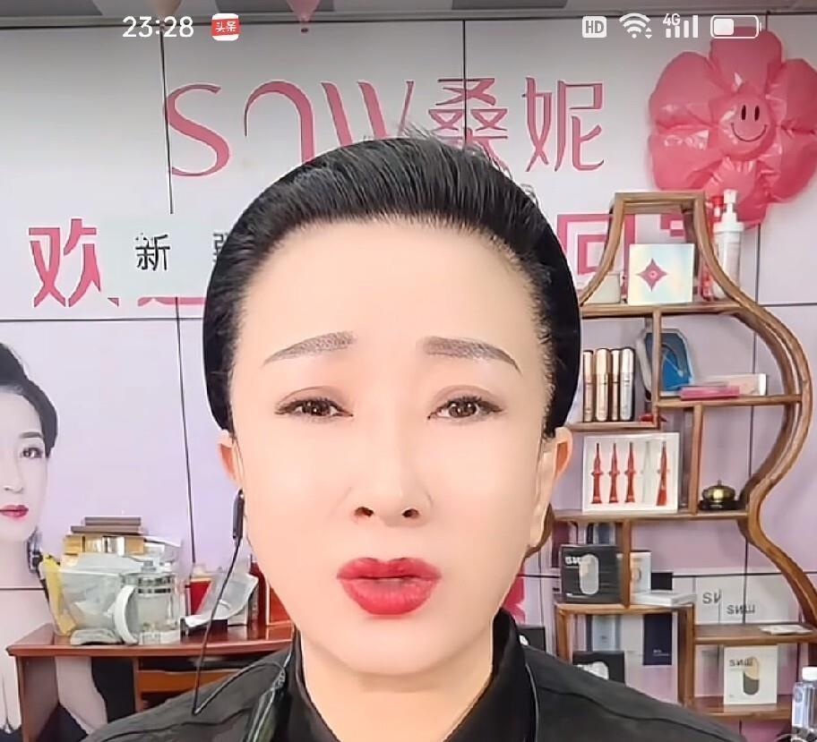 谢广坤前妻孙二娘，又在直播间聊起了王小华。
她说王小华跟谢广坤过了20年，孩子有