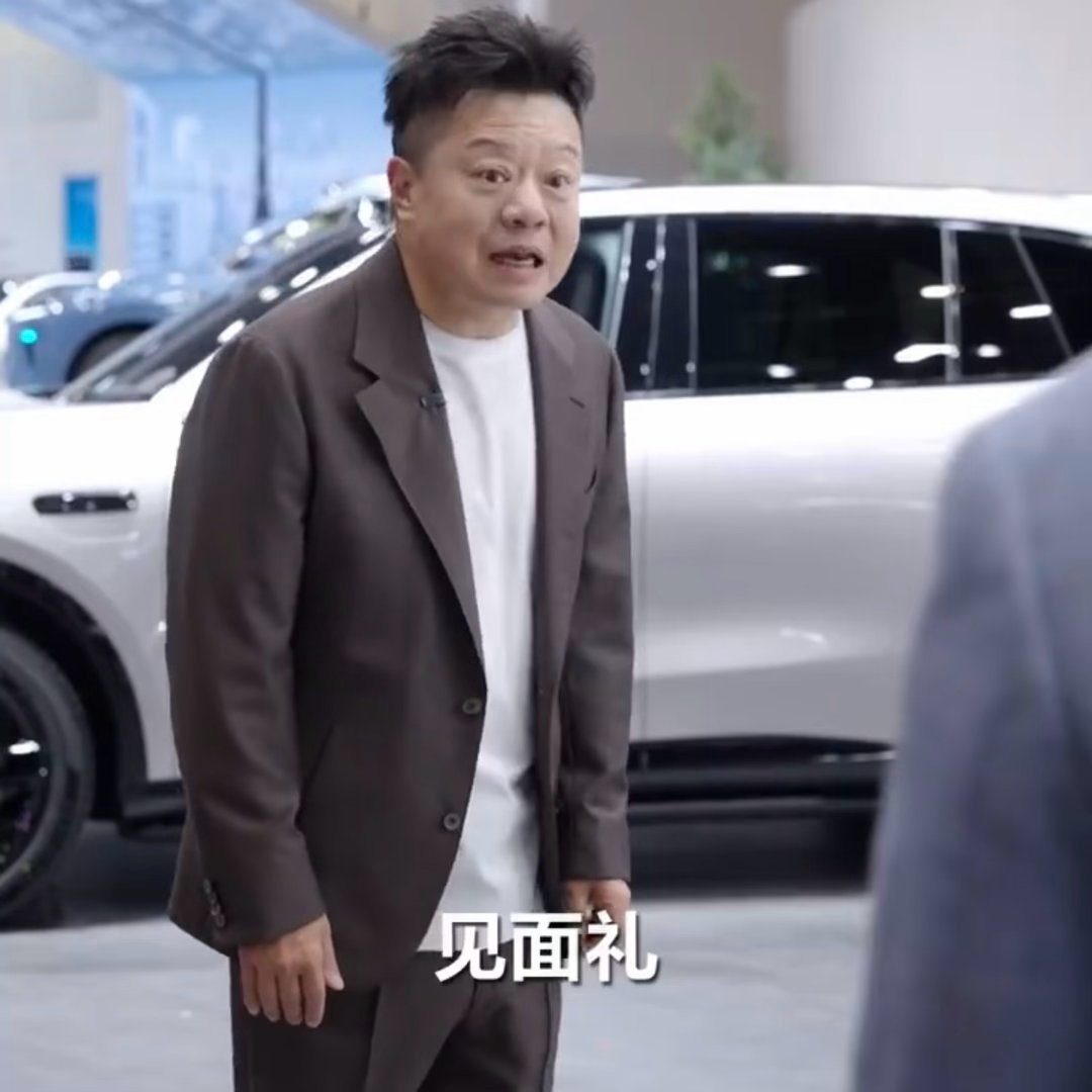 马东北京车展收到余承东送的见面礼余承东送马东小熊见面礼 治愈感拉满！北京车展捕捉