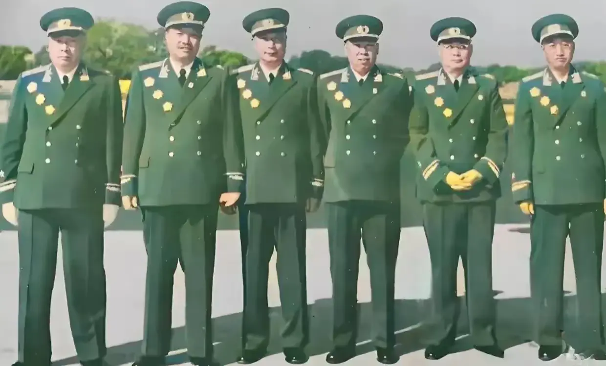 这张珍贵的照片拍摄于50年代末，难得的6个元帅集到一起拍了一个合影留念...