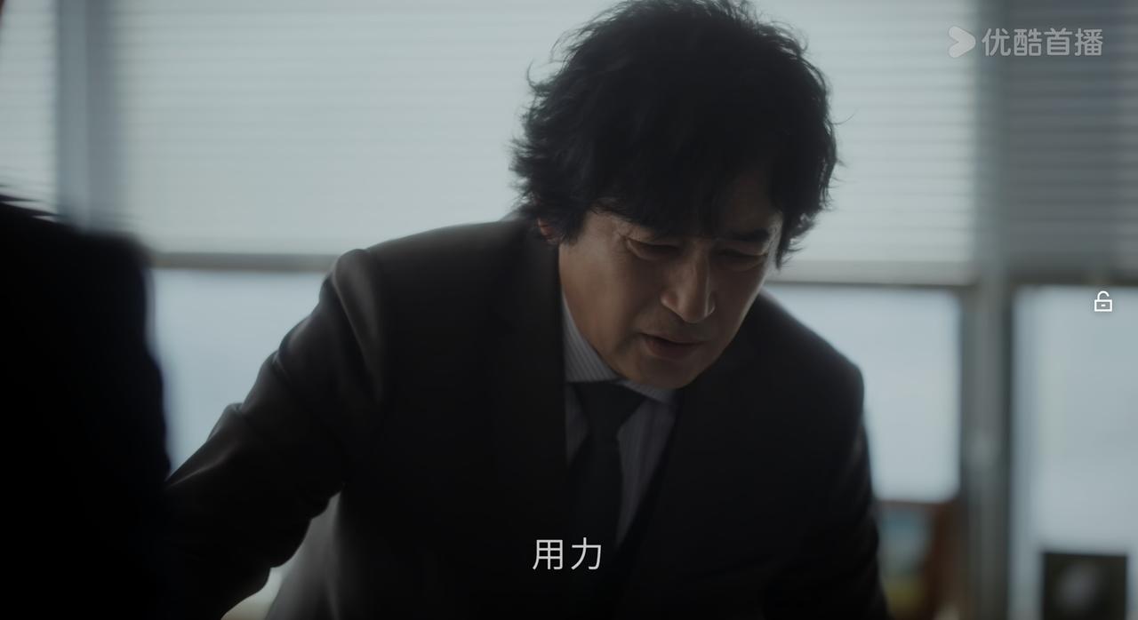 王志飞这一头假发倒是显年轻，显艺术，放荡不羁的职场高层
