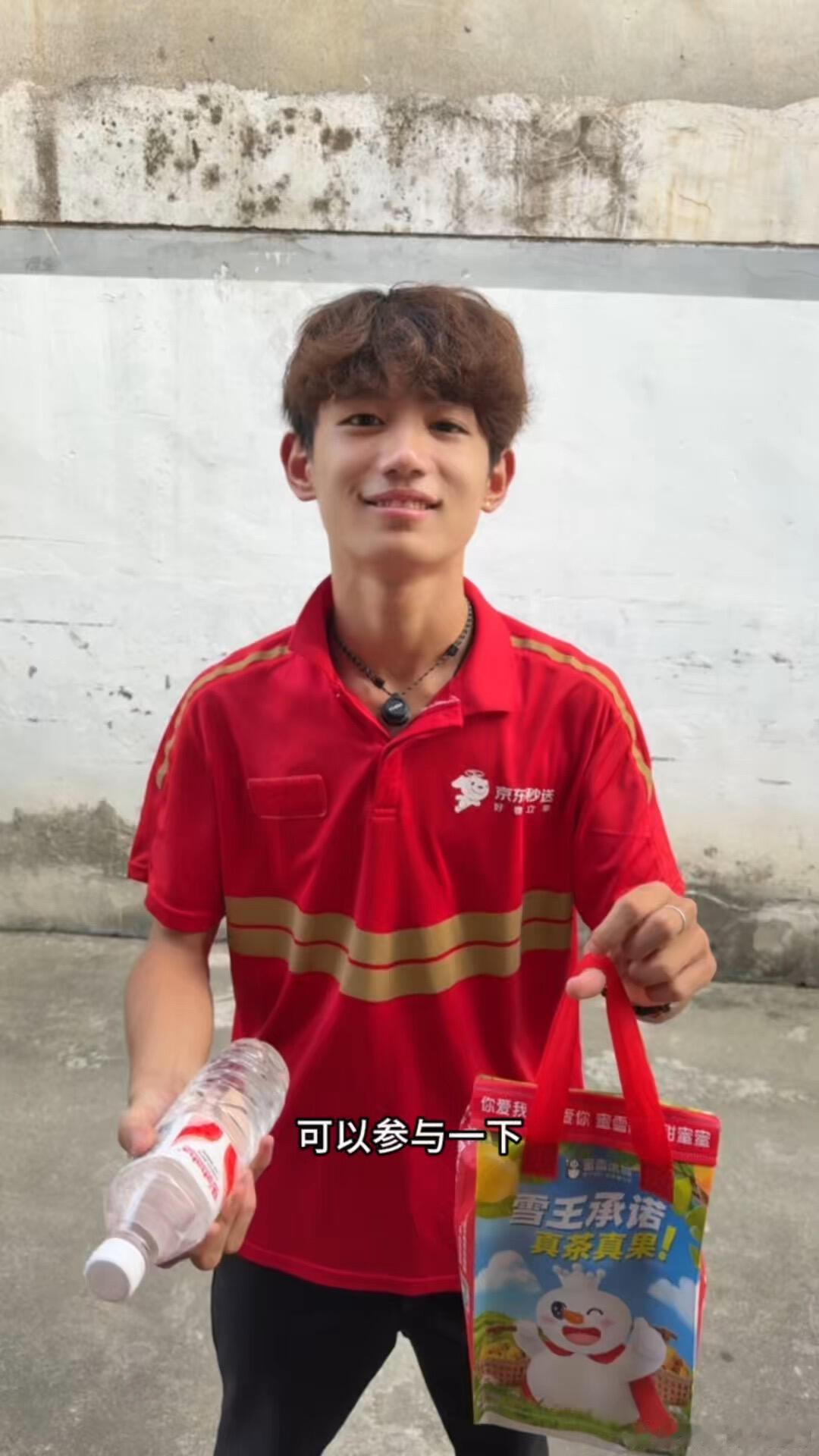 卷毛小哥眼神清澈 