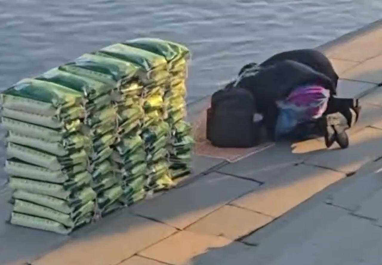 12月8日，辽宁省丹东市振安区鸭绿江边来了几个人，将几十袋大米整整齐齐摆放起来，