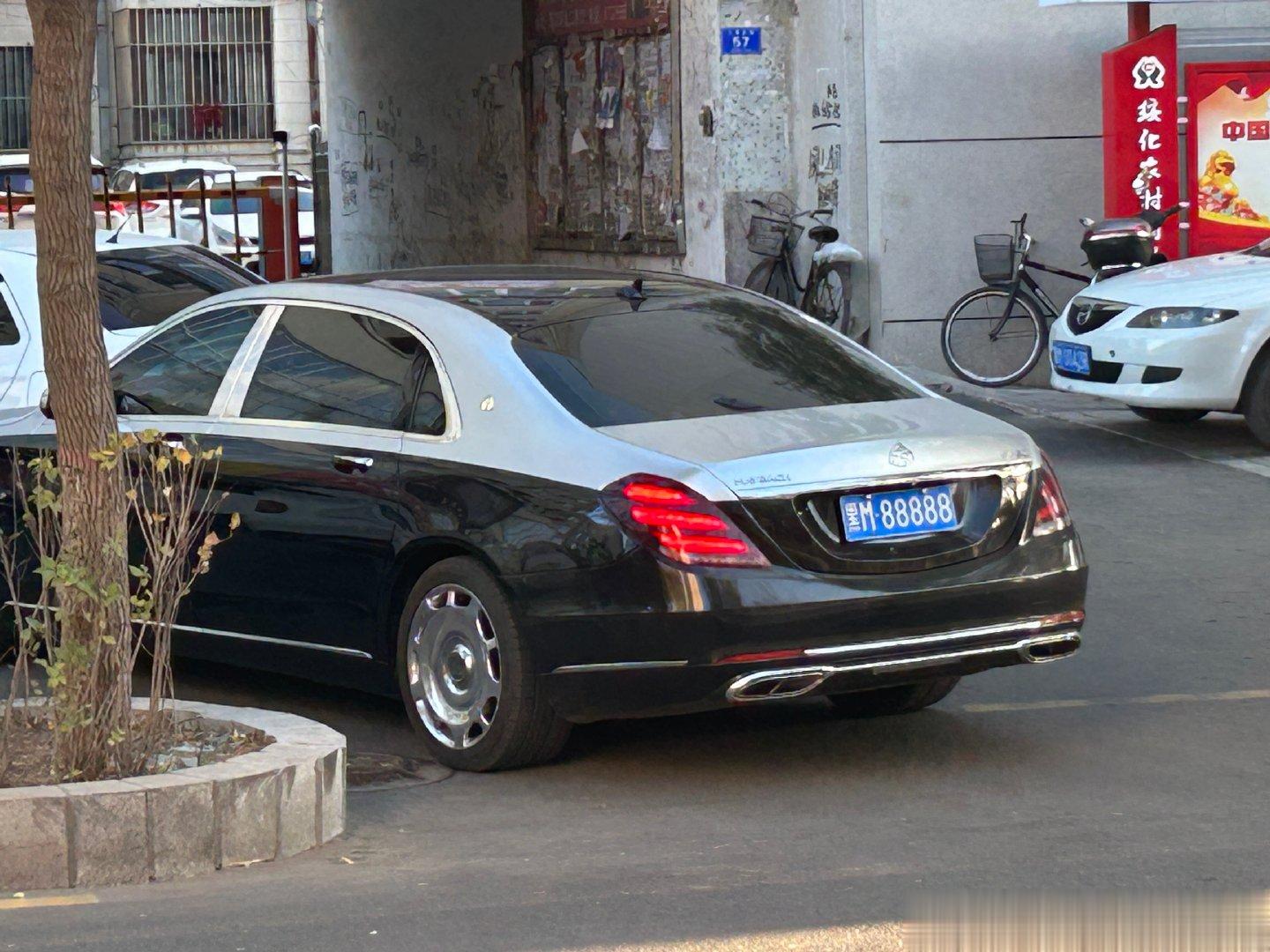 一个励志故事：这车牌号20年前是辆W140，现在是辆迈巴赫。 ​​​