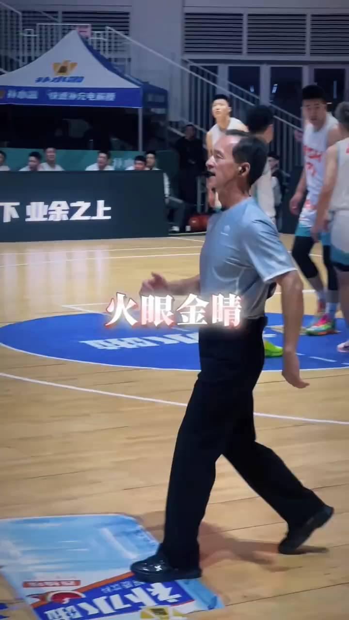 火眼金晴。
时到脸？假摔？换个角度，裁判第一时间判定没问题，维持原判。