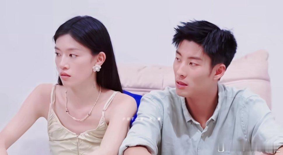 #心动的信号[超话]# 不是，我怎么发现这俩人这么一看就是很有夫妻相呢[偷笑][