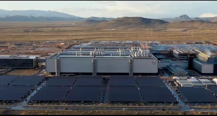 “尴尬了！”
特朗普万万想不到，自己绞尽脑汁从中国台湾地区“抢”来台积电，到最后