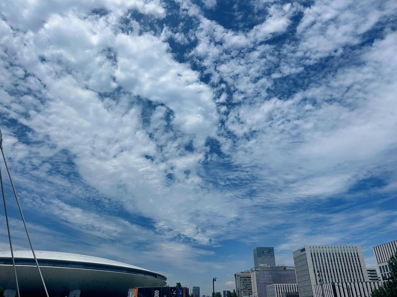 能否分享一下你拍摄的天空飘浮在蓝天之上的白云，宛如天空的舞者，轻盈的恣态尽显优雅