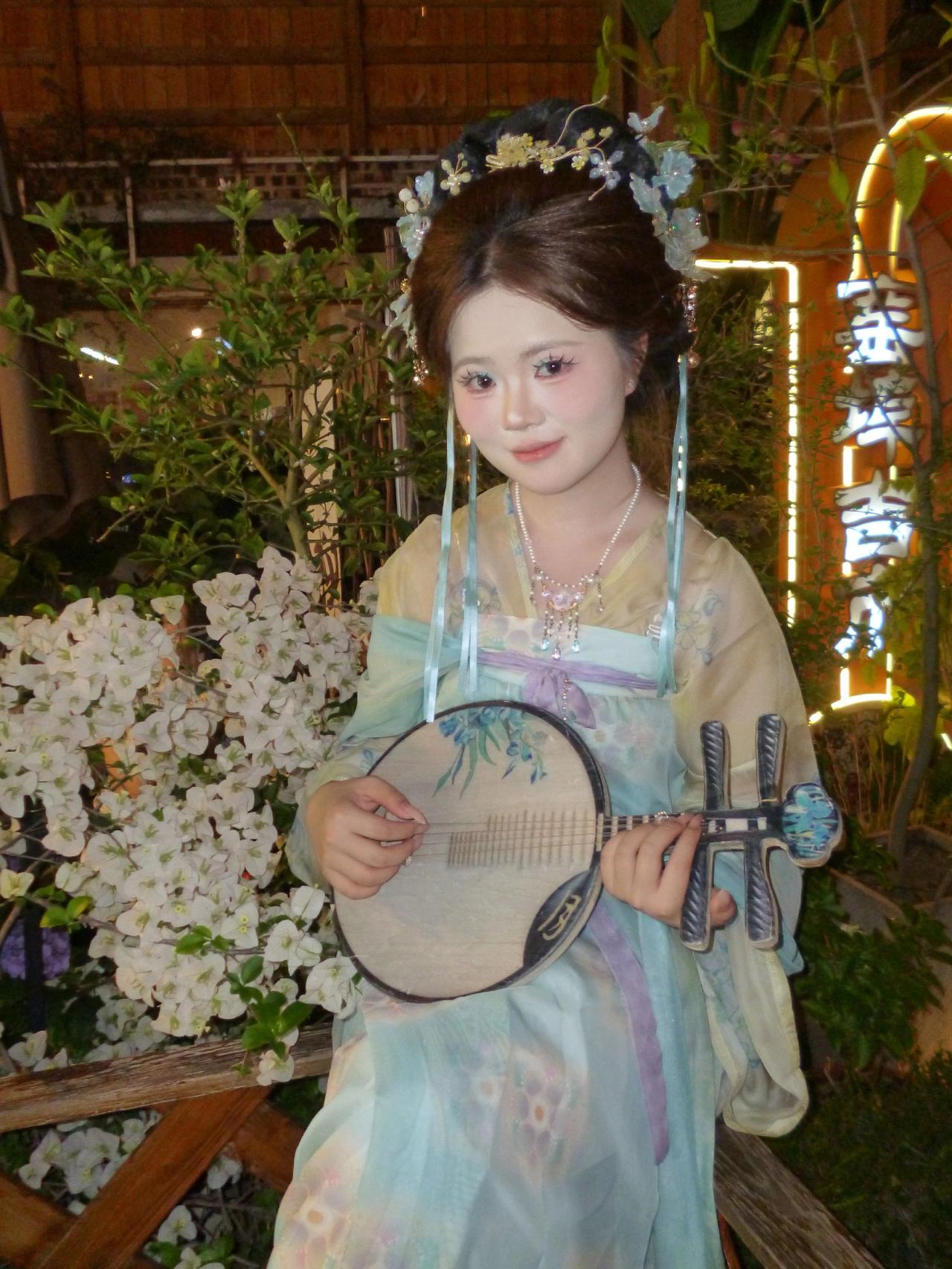 周末的夜晚，偶遇古镇。小姐姐表现力不错，很喜欢拍照！～～摄影约拍 原创汉服计划 