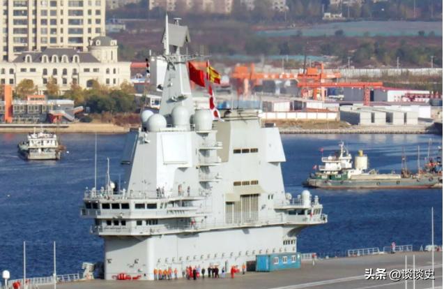 山东舰海试为啥要悬挂“日本国旗”？说句你不敢信的，国产航母想在海上航行，估计还真