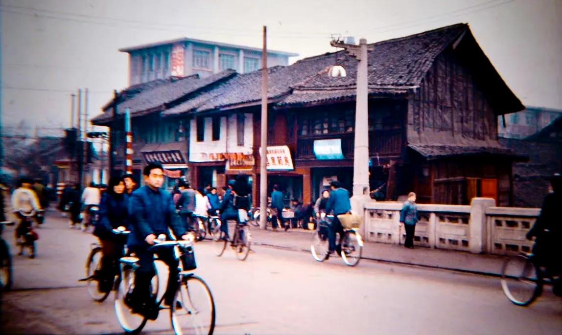 街景，成都，1983年摄。 ​​​