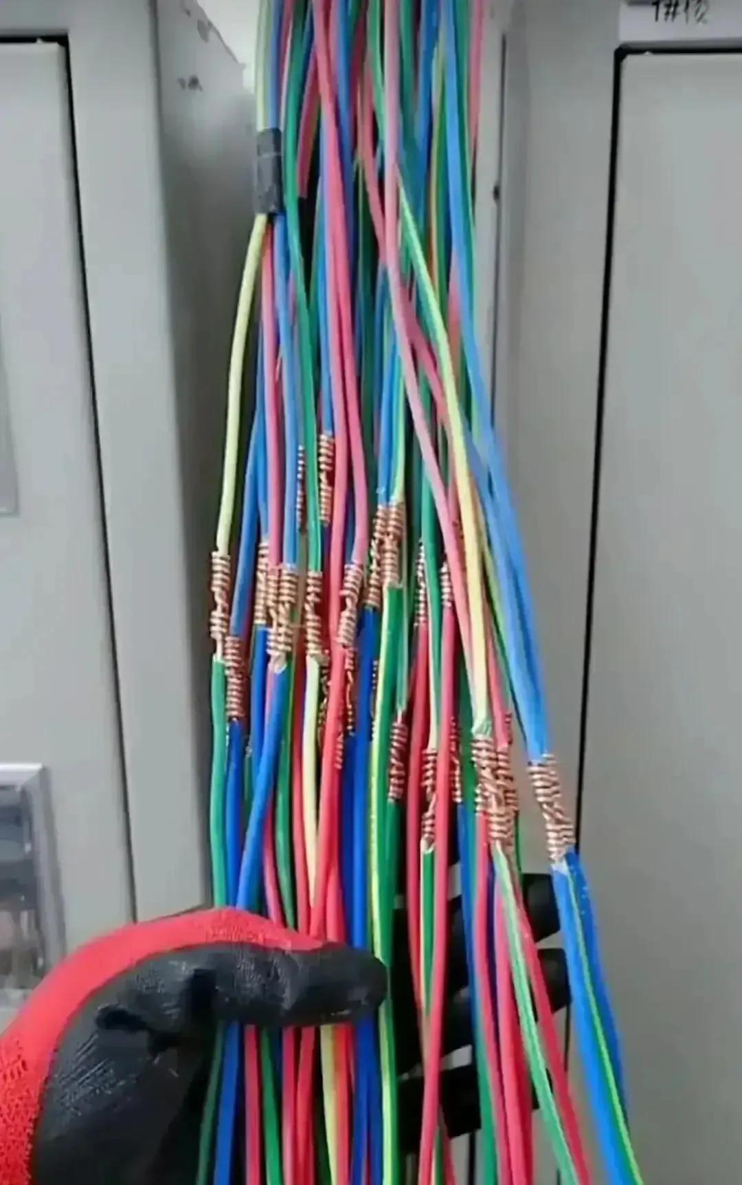 我滴个去，是线不够用还是人为剪掉？

这状况简直炸裂了我的理智边缘，脑瓜子都快被