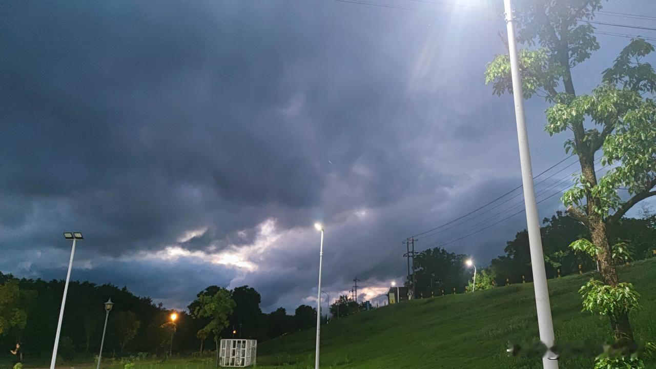 今天翻看照片，瞧见一张雨后云层的图片，图中云层竟呈现出毛毛虫的形状，周围还乌云密