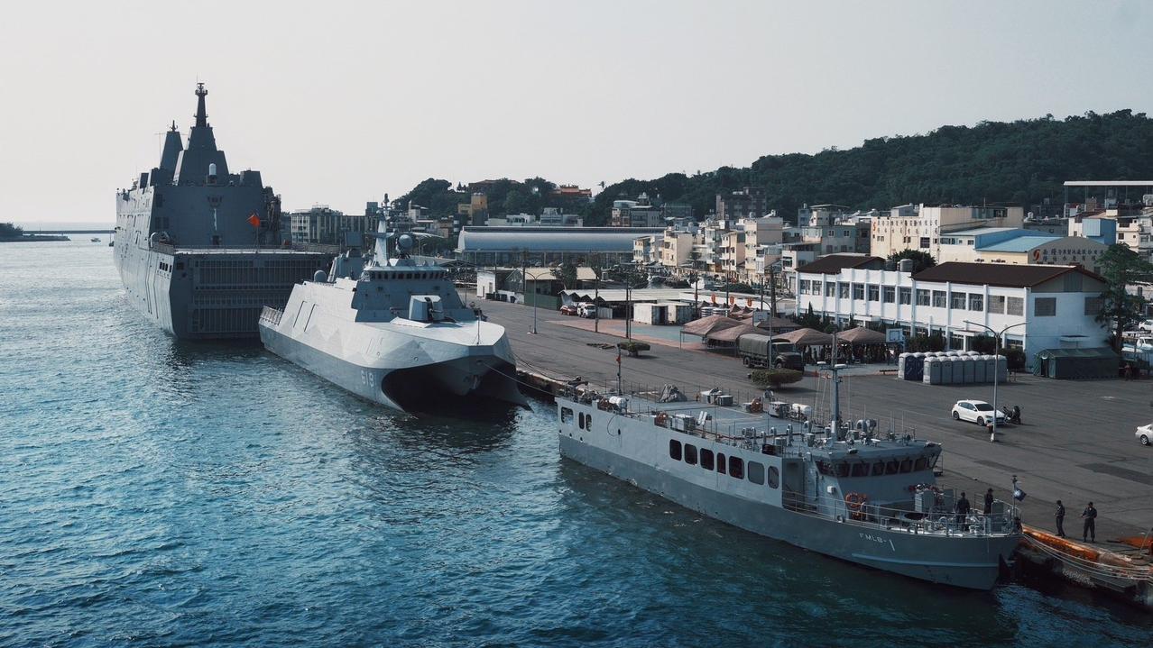 #爆料#停靠高雄新滨码头的伪台海军玉山号船坞登陆舰(LPD-1401)、沱江级巡