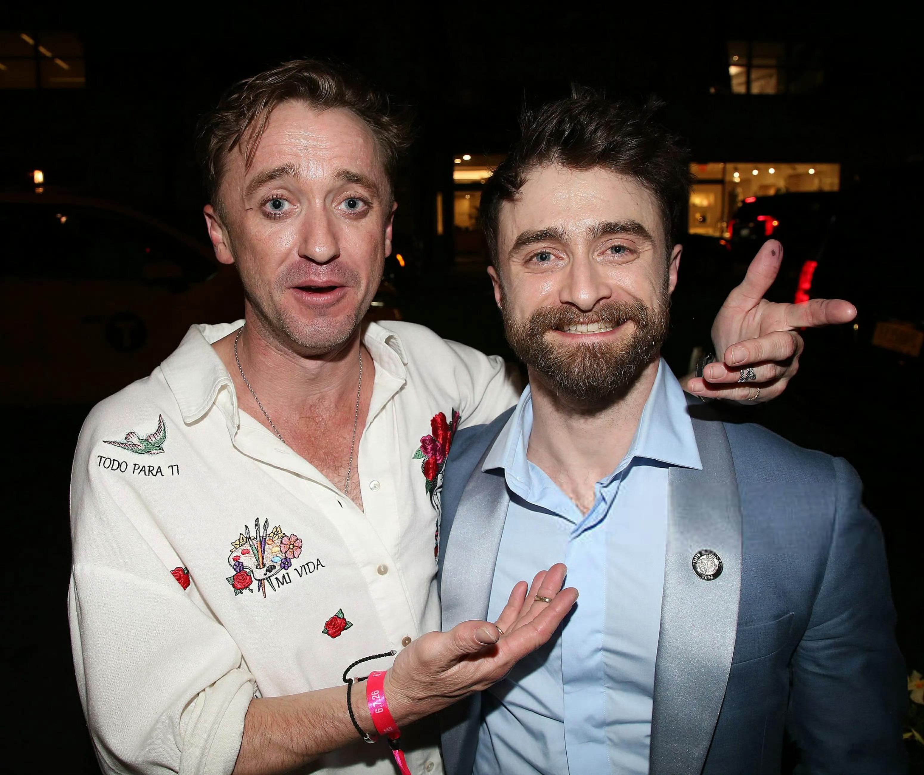 哈利波特二美丹尼尔雷德克里夫和Tom Felton在第79届托尼奖后台再度重聚拥
