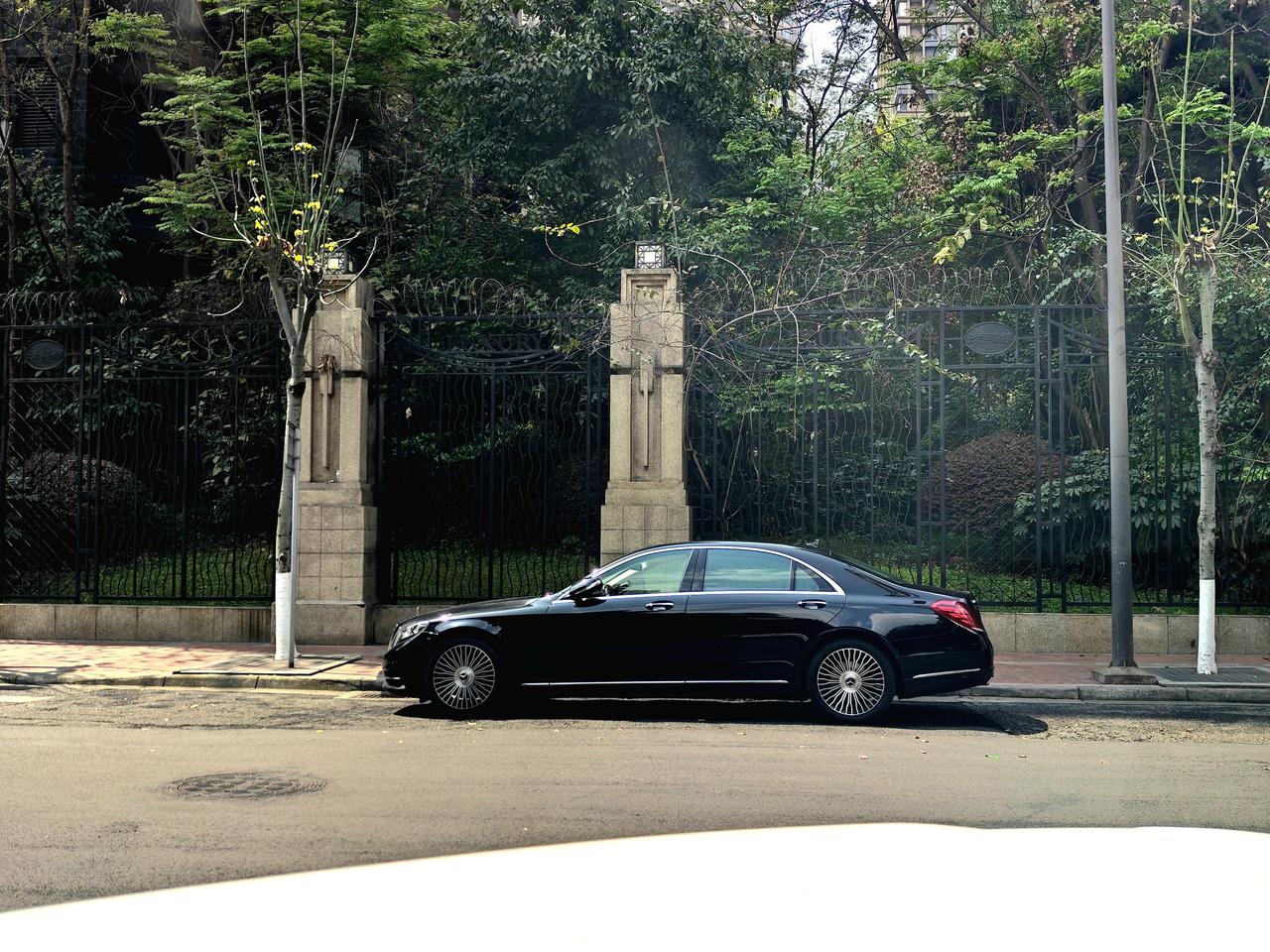 这台奔驰s级真的不知道车主有没有后悔，就从它的保值率上来说，这台车是成功的，这台