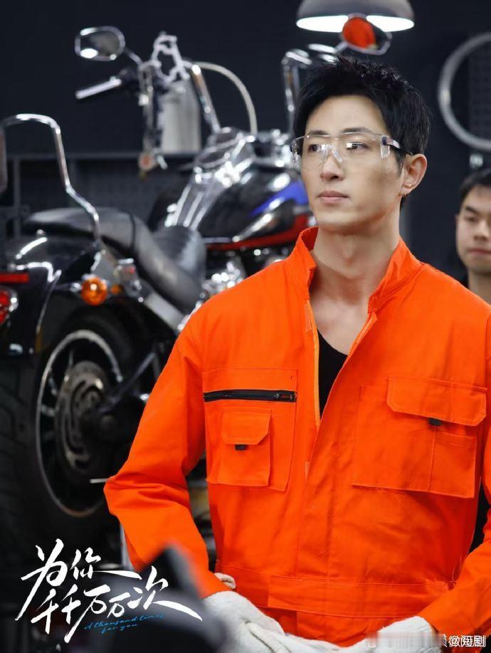 王凯沐新剧演修车工  王凯沐的“修车工”形象真的让人心动，油污下的完美肌肉线条，