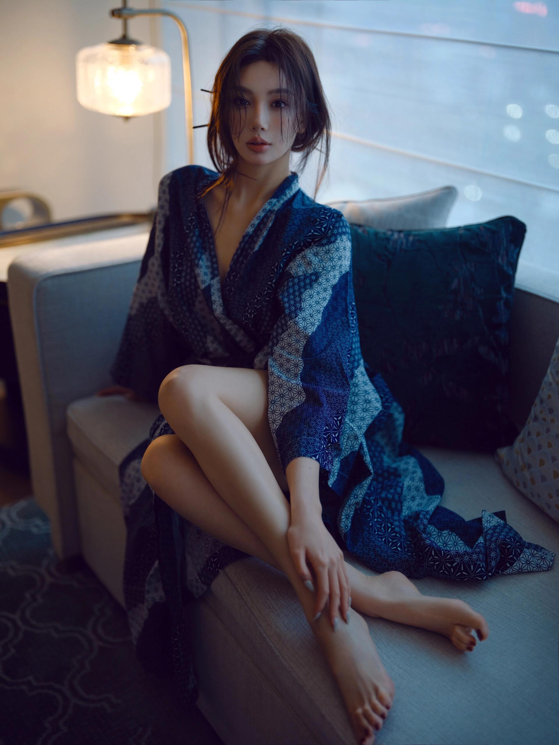 蓝色妖姬｜日系写真🏙️随手拿的酒店浴袍夜幕降临情绪来袭喜欢这股氛围 松弛感满满