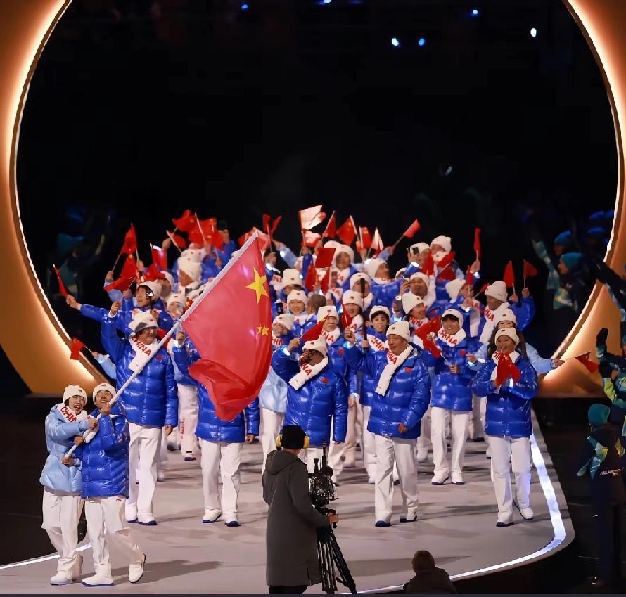 米兰冬奥会各国运动员服，哪国最好看？
1、中国队，男士深蓝色女士浅蓝色羽绒服，白