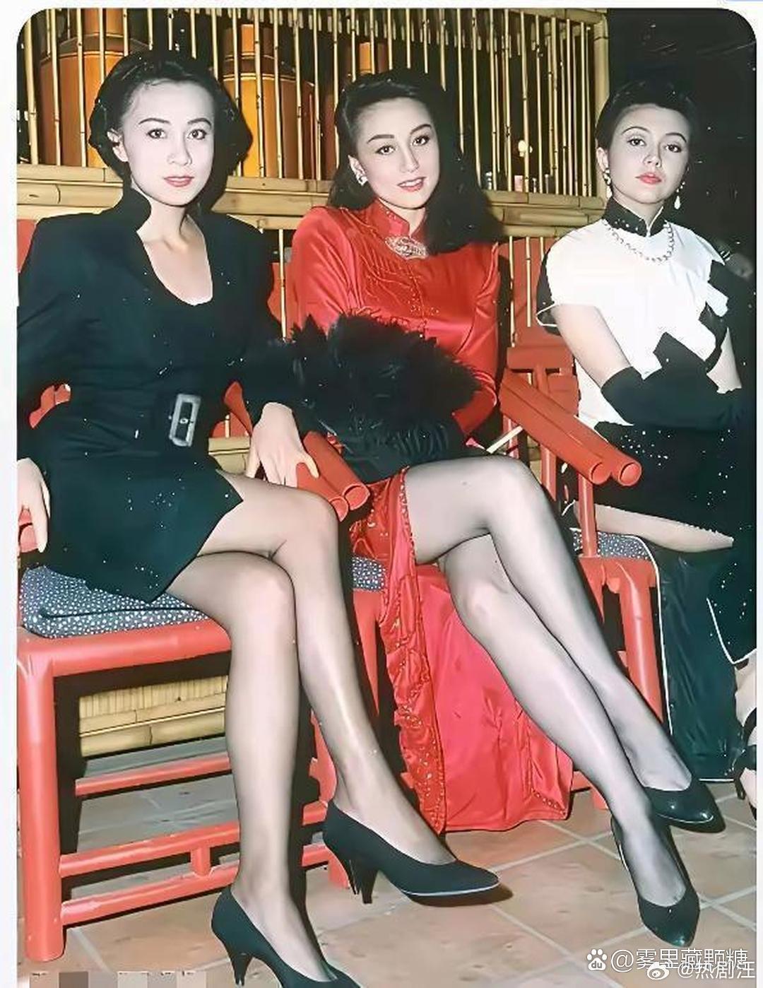 年轻时刘嘉玲、利智和关之琳的合影。三位美女颜值、身材与气质俱佳，然而第一眼望去，