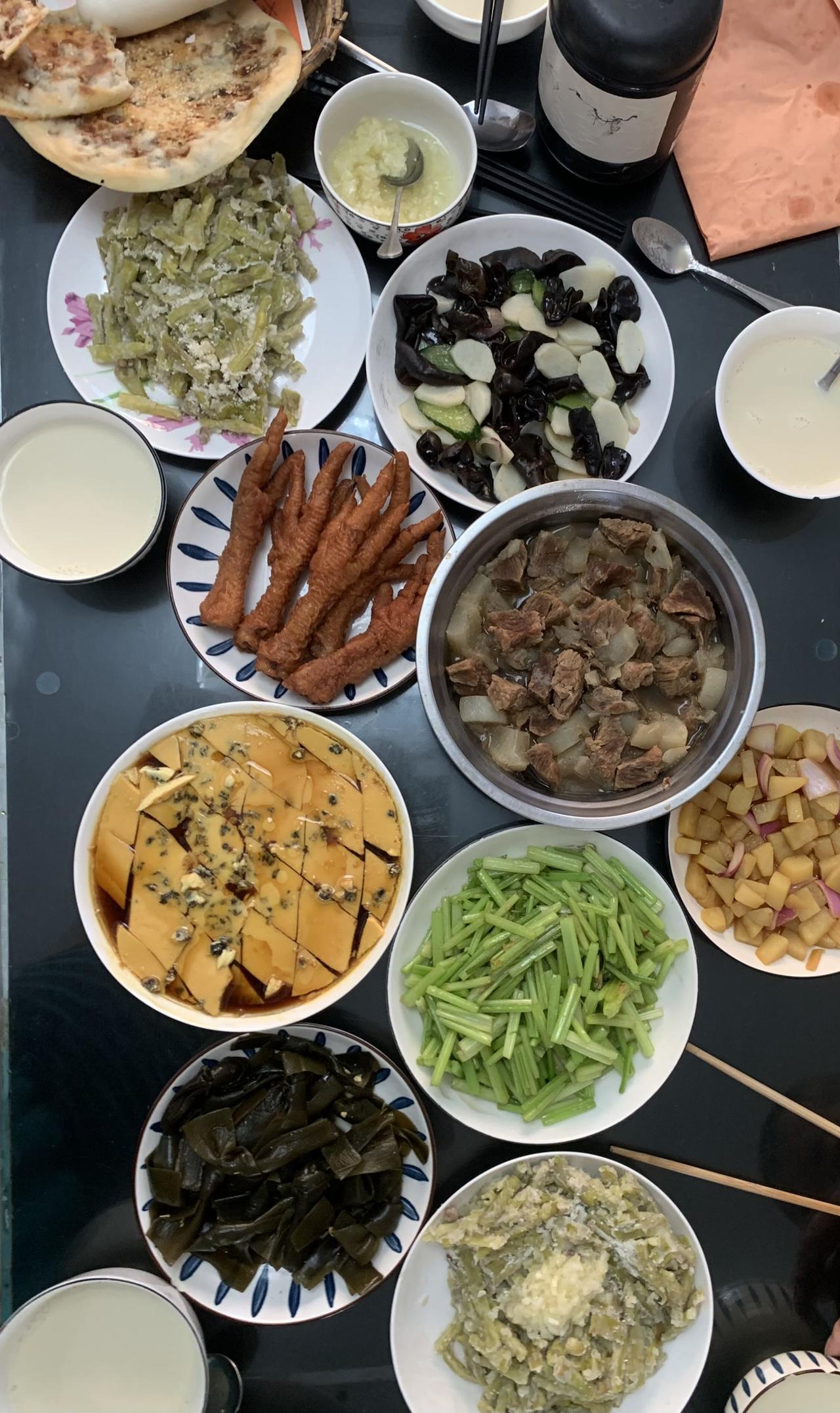 打卡今日晚餐
今日晚餐：萝卜炖牛肉、虎皮鸡爪、海参蒸蛋、山药炒木耳、素炒山芹、面