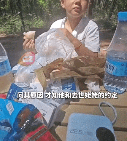 吉林郊外，妈妈带着小男孩出门露营。母子俩正悠闲坐着散心。忽然一只彩蝶慢悠悠飘过来