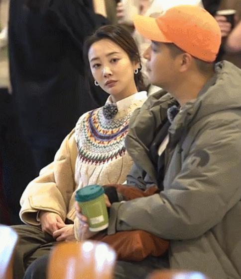 李纯夫妇录综艺，马頔不理老婆还装睡，李纯嘟囔了几句后，黑着脸拿手机跟人吐槽。
