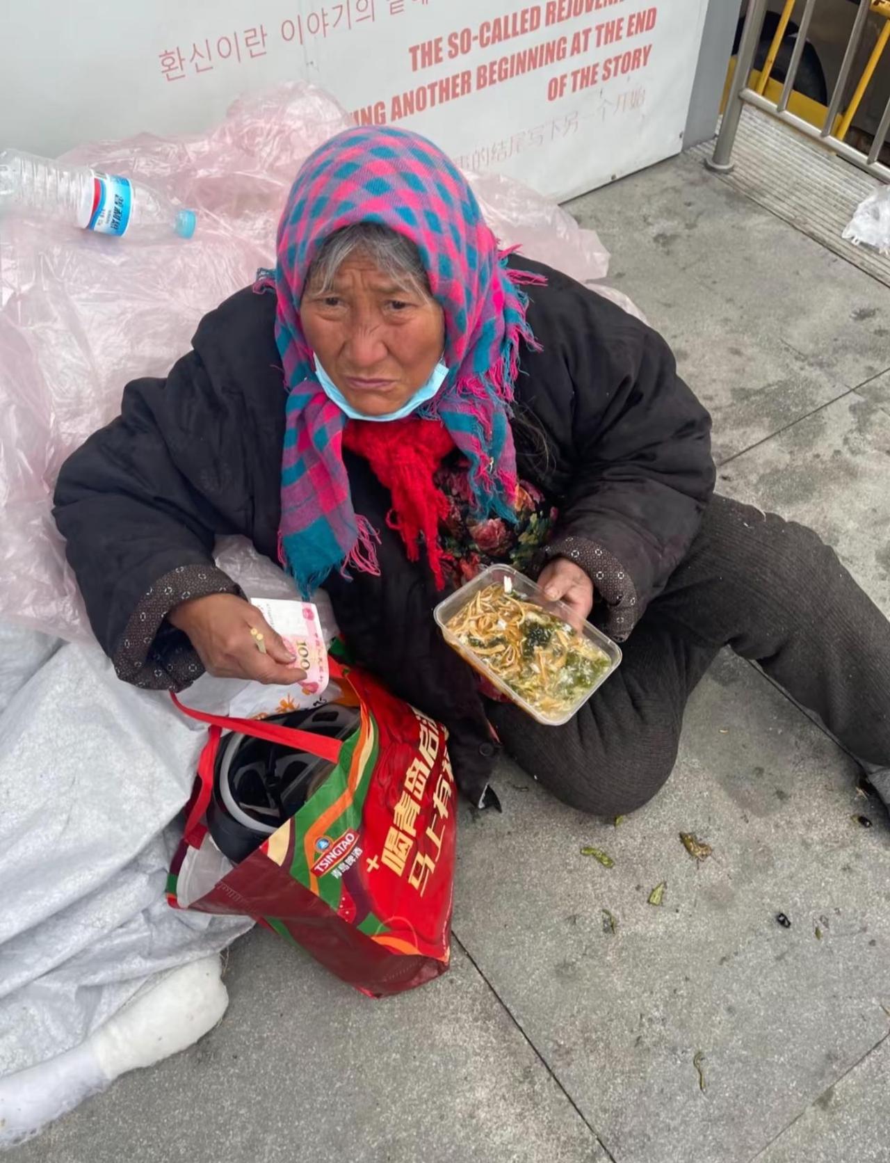 是谁家走失的老人吗 济南泺口商城附近 好心朋友拿了现金和食物给她。 我还只是学生