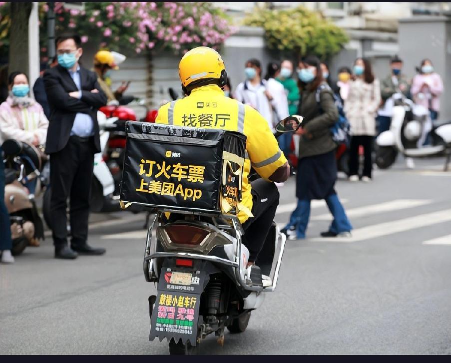 外卖小哥在泰安万达广场勇救起火车辆，却因超时赔偿100多元，这一善举引发广泛关注