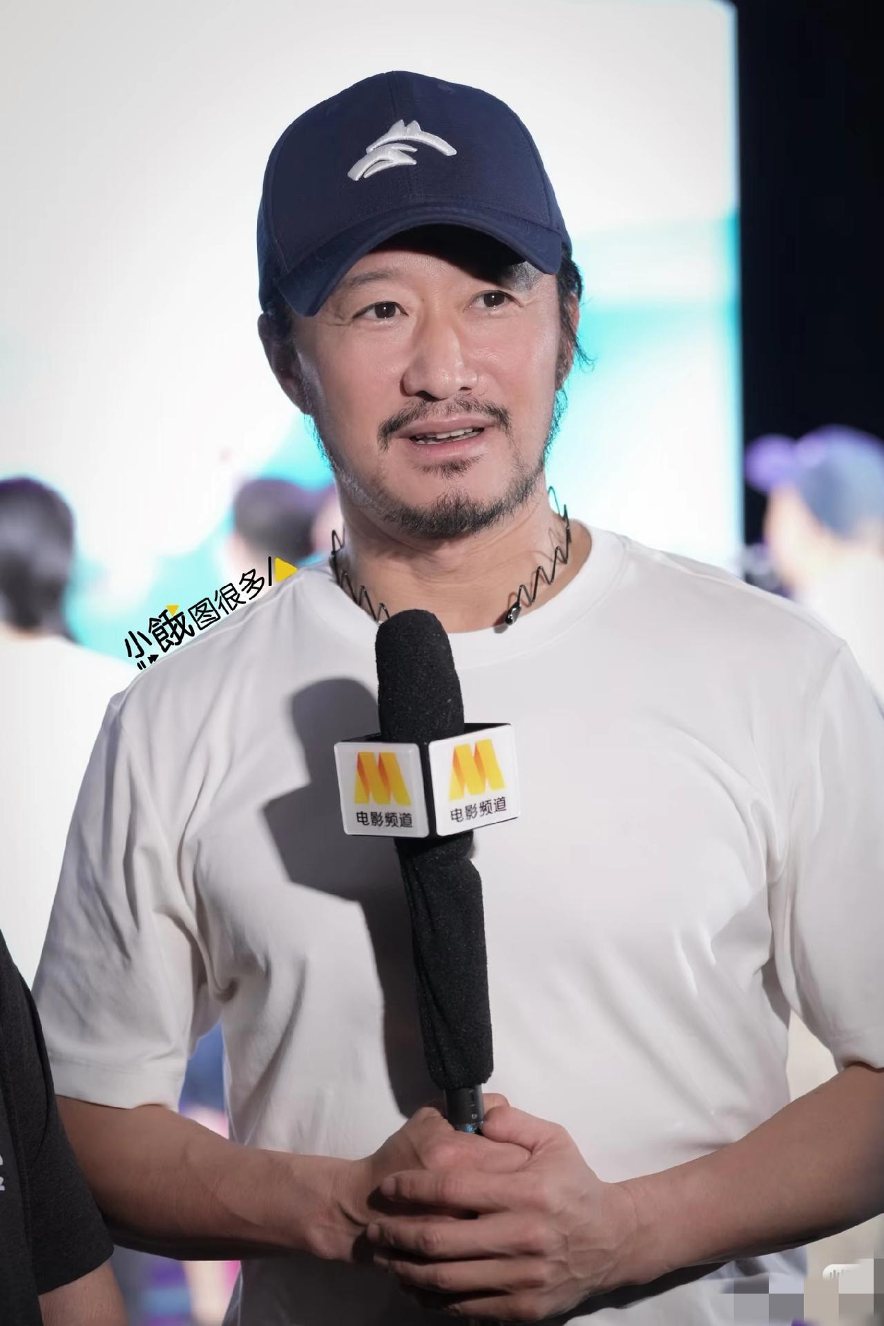 怪不得吴京被骂这么惨，
他一声也不吭，
原来他的电影《镖人》要上映了。

这是害