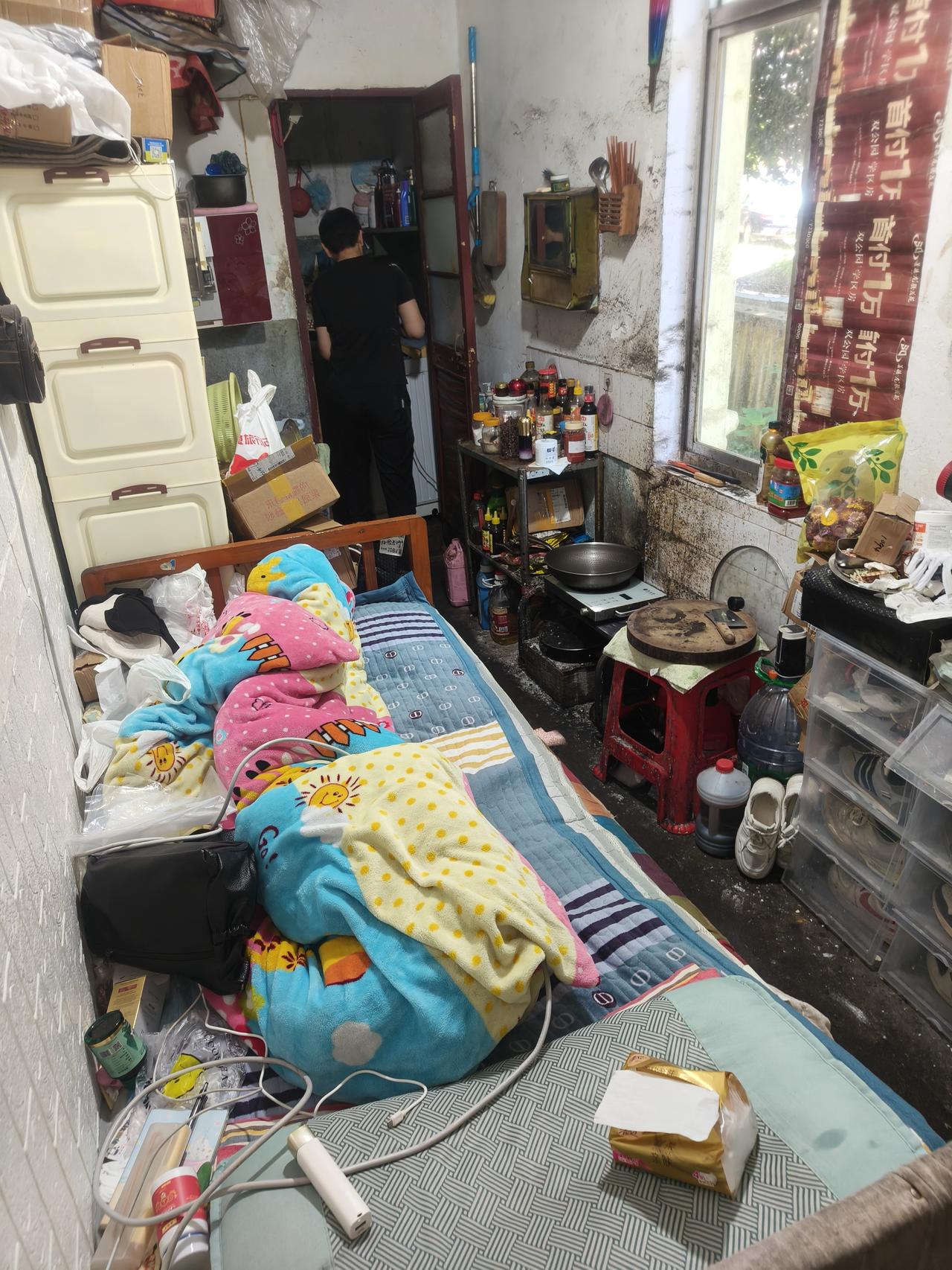 一台半自动洗衣机，大婶称只听见嗡嗡声，波轮却不转。
上门检测发现减速器损坏，我报