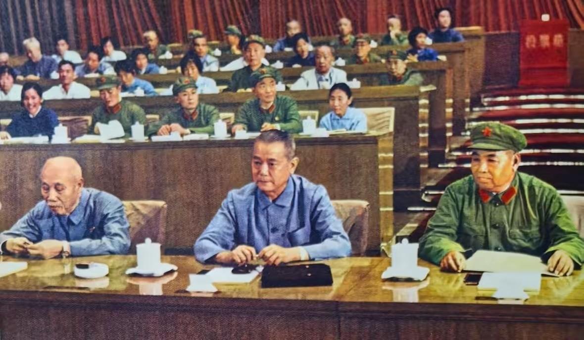 三位革命先辈，坐在主席台上，我敢打赌，能把这三位，认出来的，历史绝对不会差，绝对