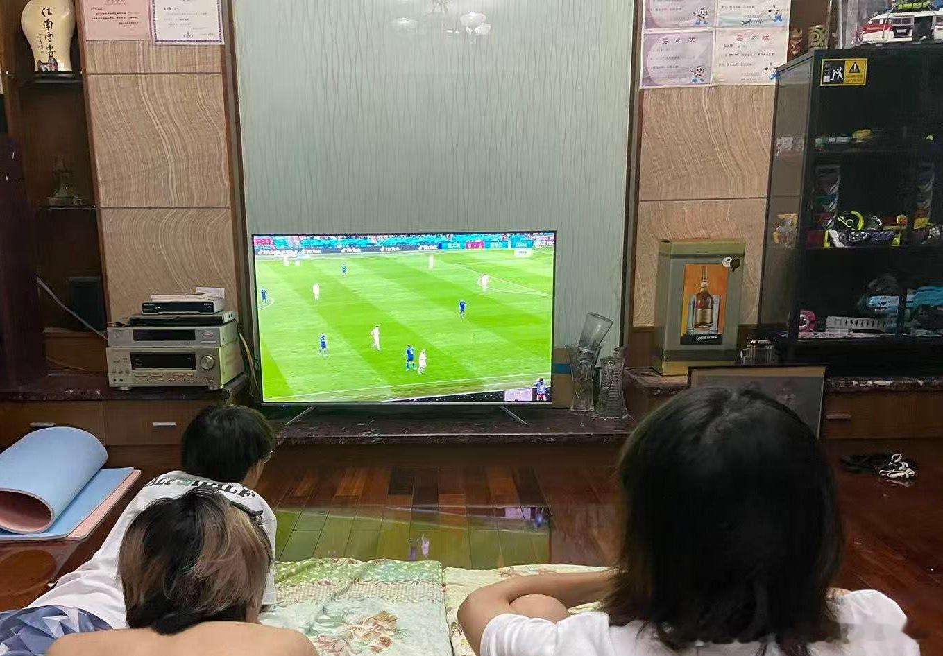今晚又是一年一度的欧冠决赛，十多天之后也将迎来新的世界杯，回想去几年跟朋友熬夜看
