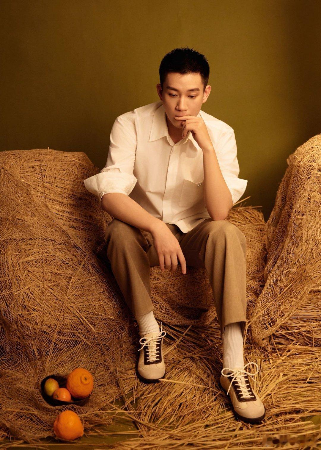 王子奇坐在草堆里就出片了 表现力真的没话说，简单场景也能拍出不一样的感觉，王子奇